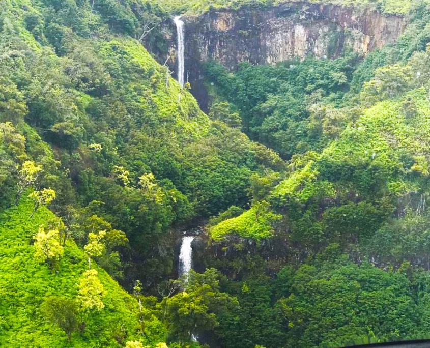 soar-next-to-draping-waterfalls-kauai-sunshine-helicopters soar next to draping waterfalls kauai sunshine helicopters