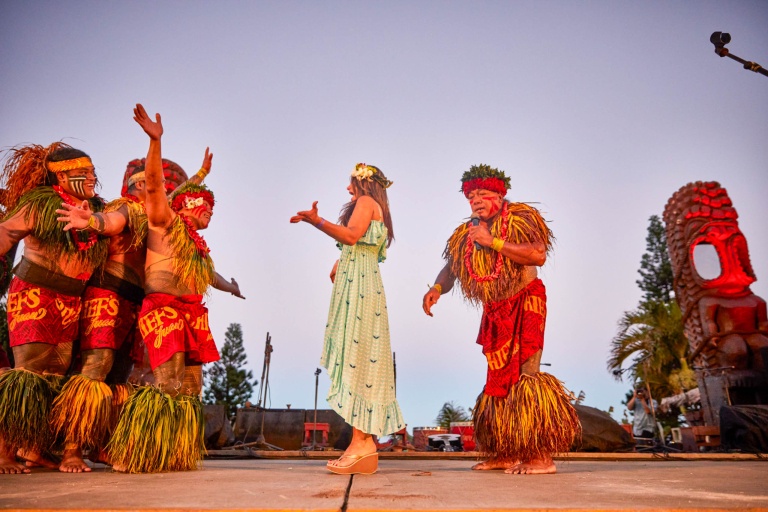 Wetnwild Vendor Chief Luau Dancing With Local People