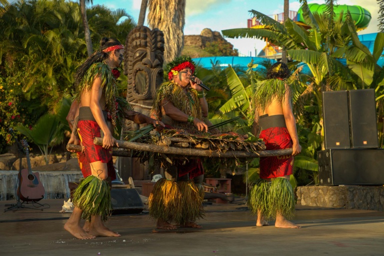 Wetnwild Vendor Chief Luau Local People Food