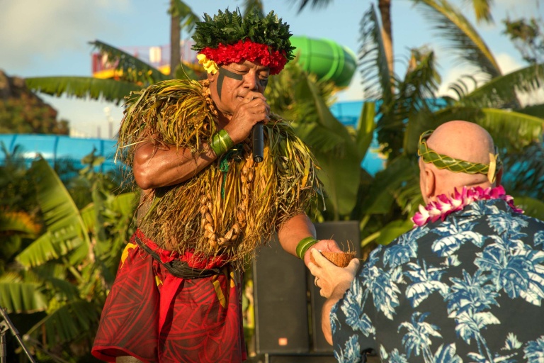 Wetnwild Vendor Chief Luau Tourists Experience