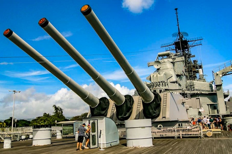 Uss Missouri Deck Guns Visitors Entering