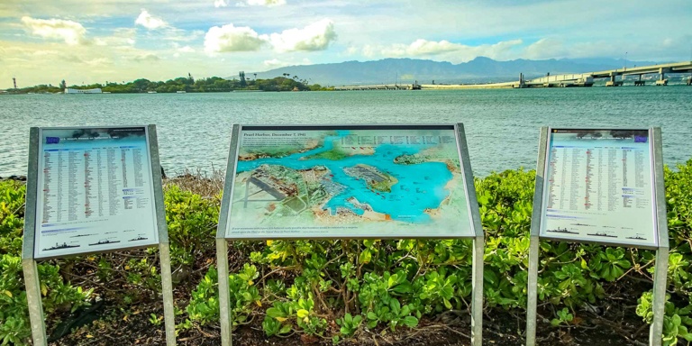 PearlHarborVisitorCenterOutsidePlaqueofHarborx