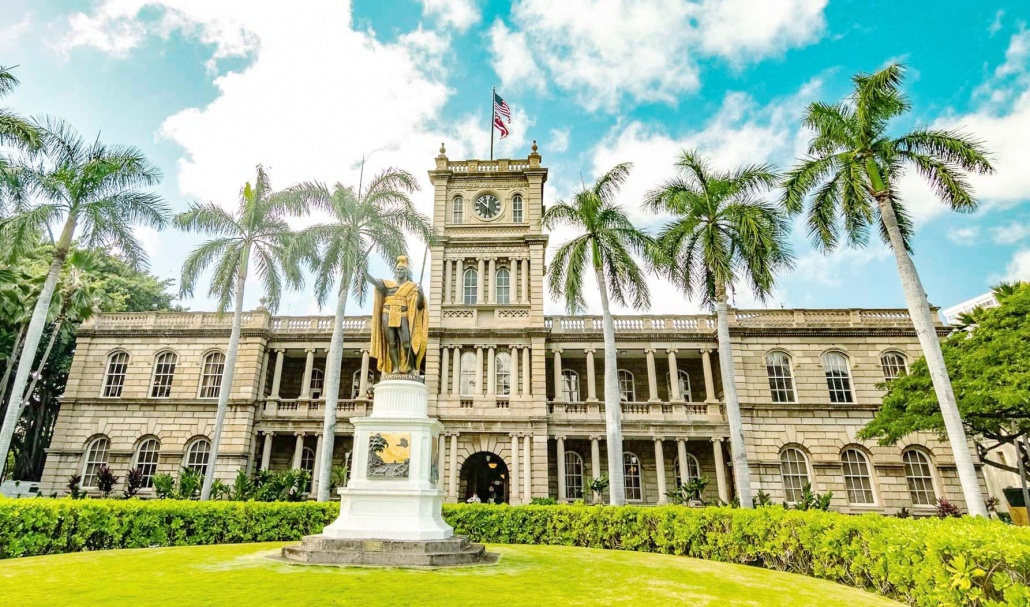 aliiolani hale and kamehameha statue honolulu oahu hawaii