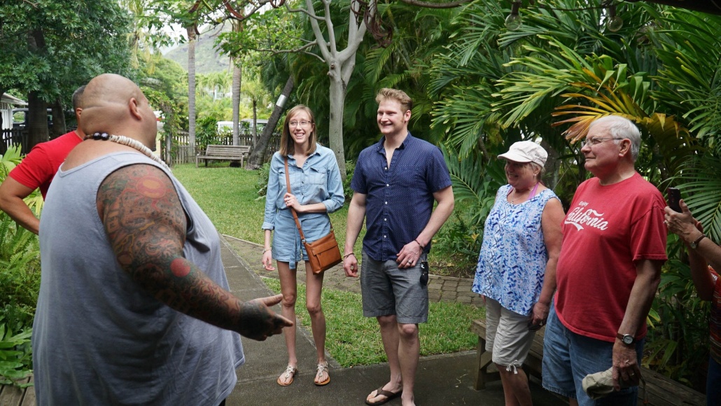 secret hawaii tours shawn actor with guests