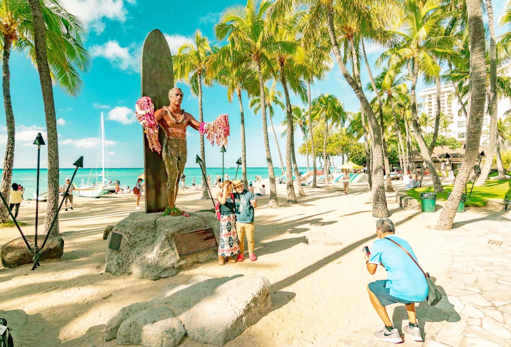 waikiki beach duke statue visitors oahu hawaii