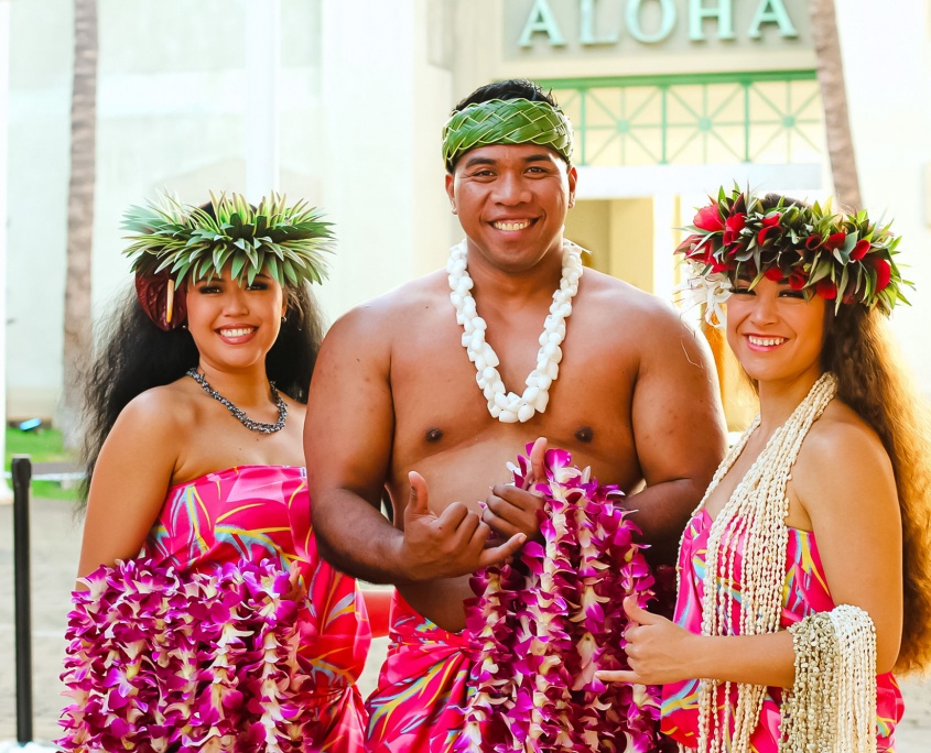 a shell lei greeting ka moana luau oahu island
