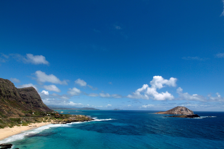 Bluehawaiianhelicopters Oahu Complete Helicopter Tour Blue Skies And Ocean Vibes