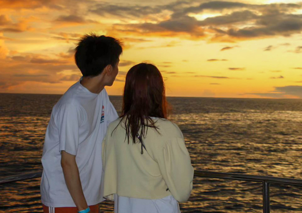 Oceanjoycruises Koolina Sunset Snorkel Cruise Couple Hugging X 