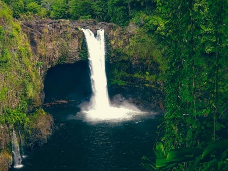 rainbow falls at wailuku river state park in hilo on the big island of hawaii