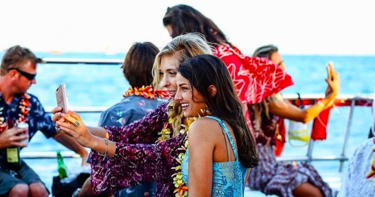 hawaii glass bottom boats check in with friend on boat