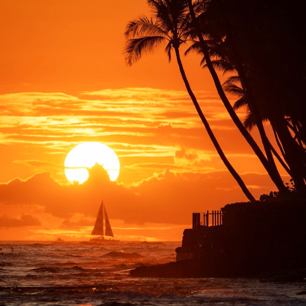Hawaiiglassbottomboat Sunset Cruise Off Waikiki Sunset With Big Sun
