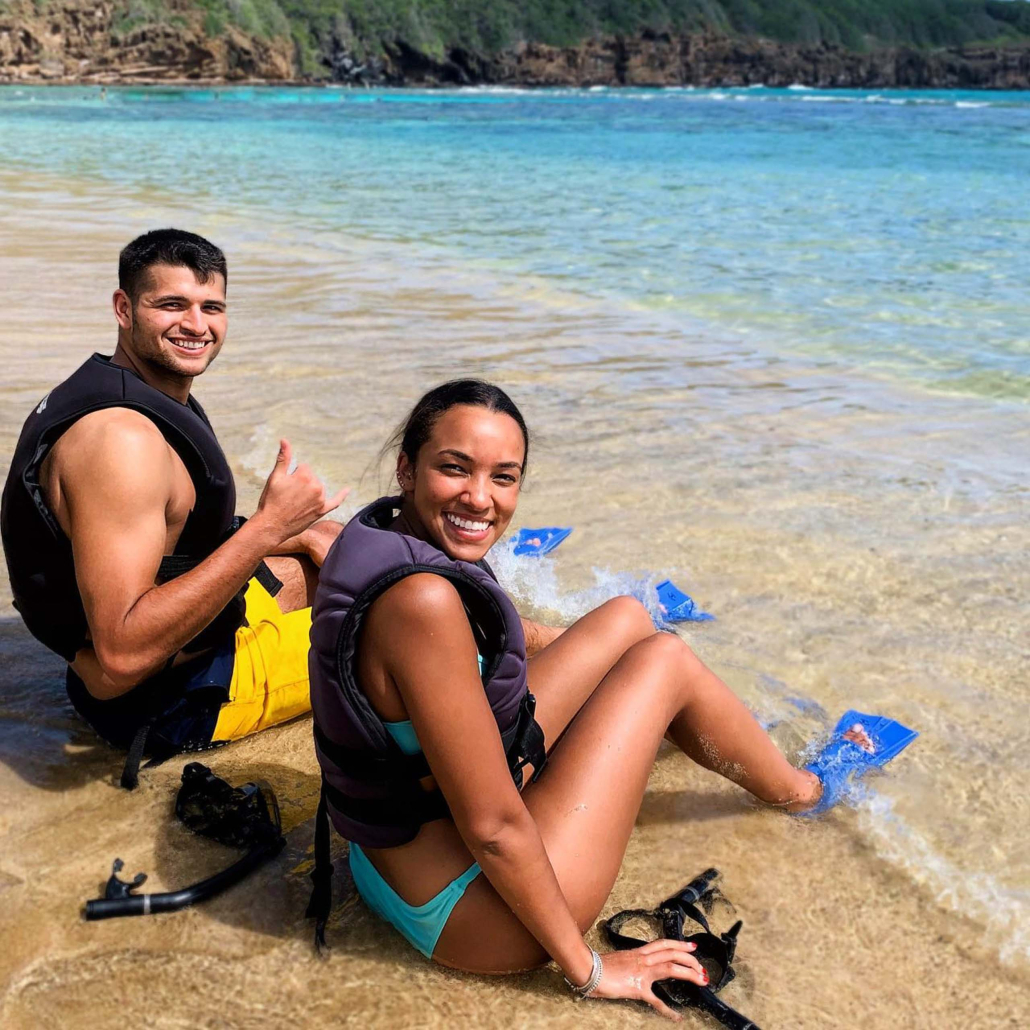 Kaimanatours Hanauma Bay Shuttle And Snorkel Gear Rental Couple