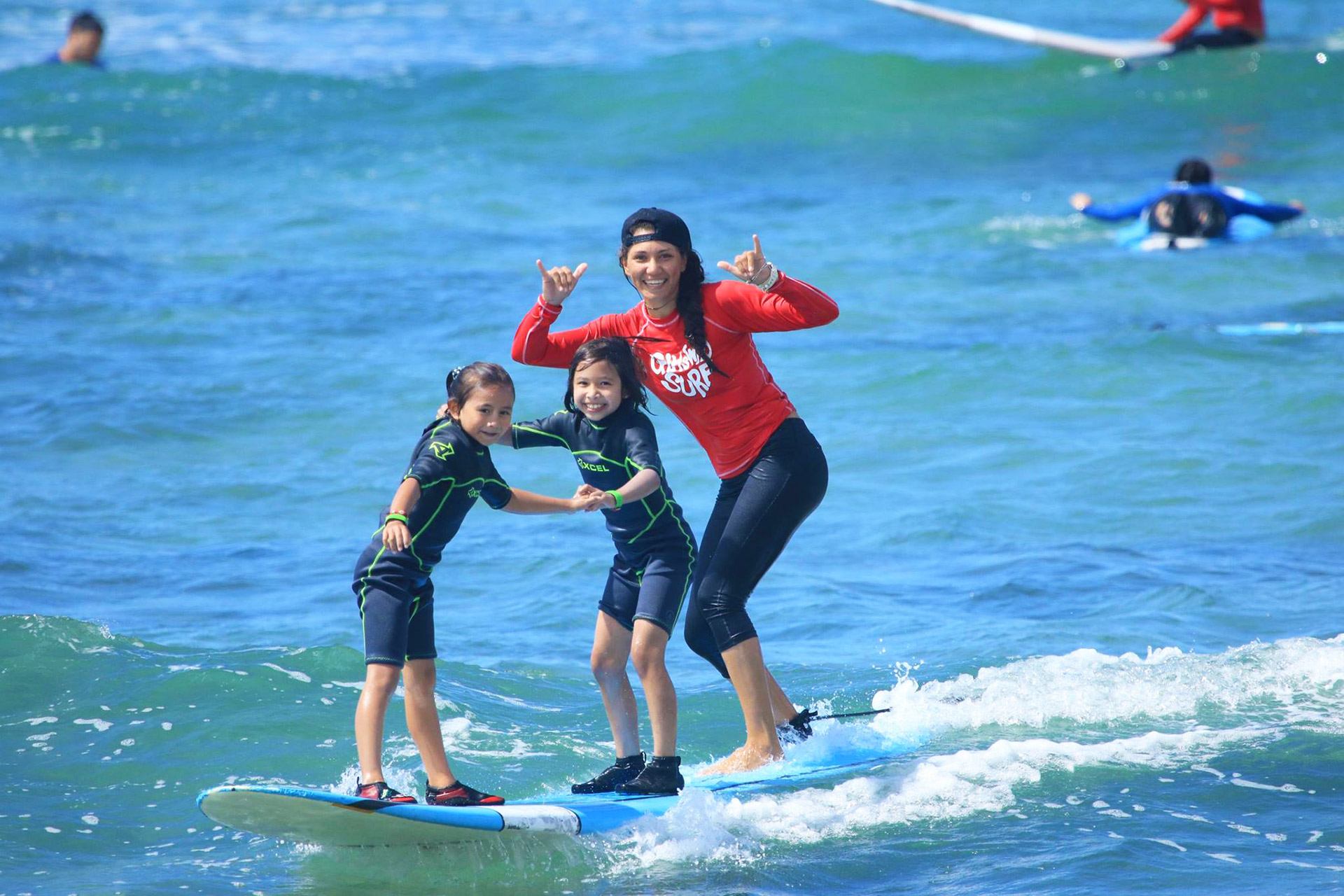 ala moana surf lessons with tour guide