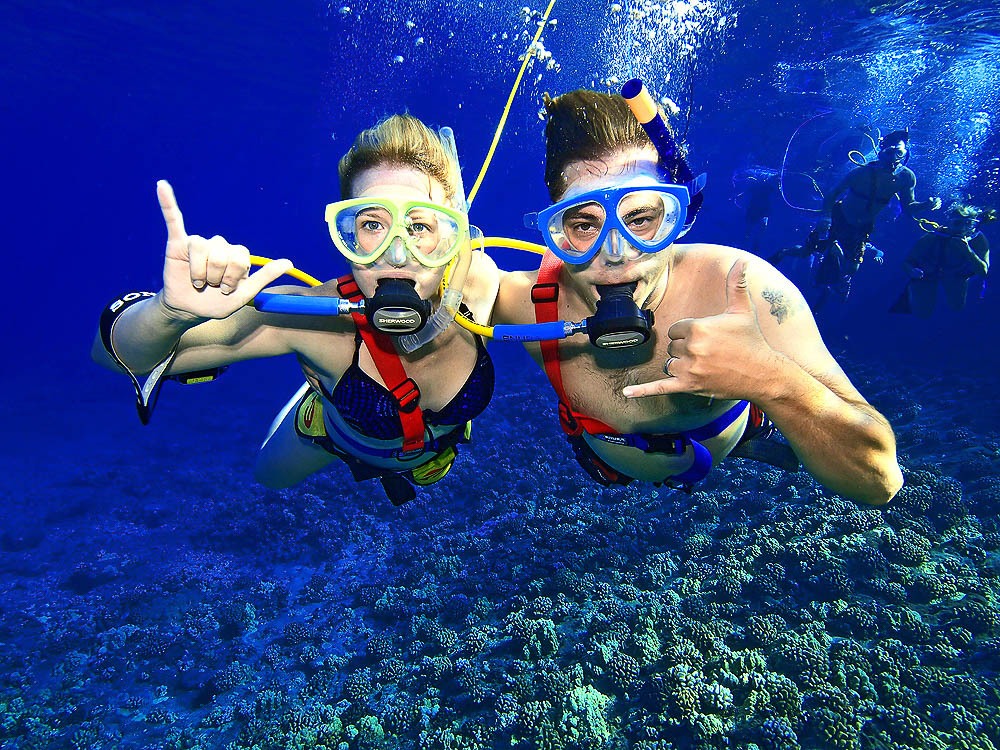 Young Couple Snorkelling at Morning Molokini Adventure