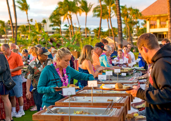 Sheratonmauiluau Maui Nui Luau At Black Rock Slider Guest Enjoy Food