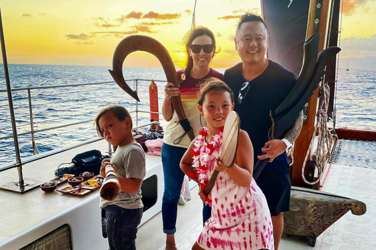 Kamoauli Traditional Polynesian Sailing Canoe Family Having Gift