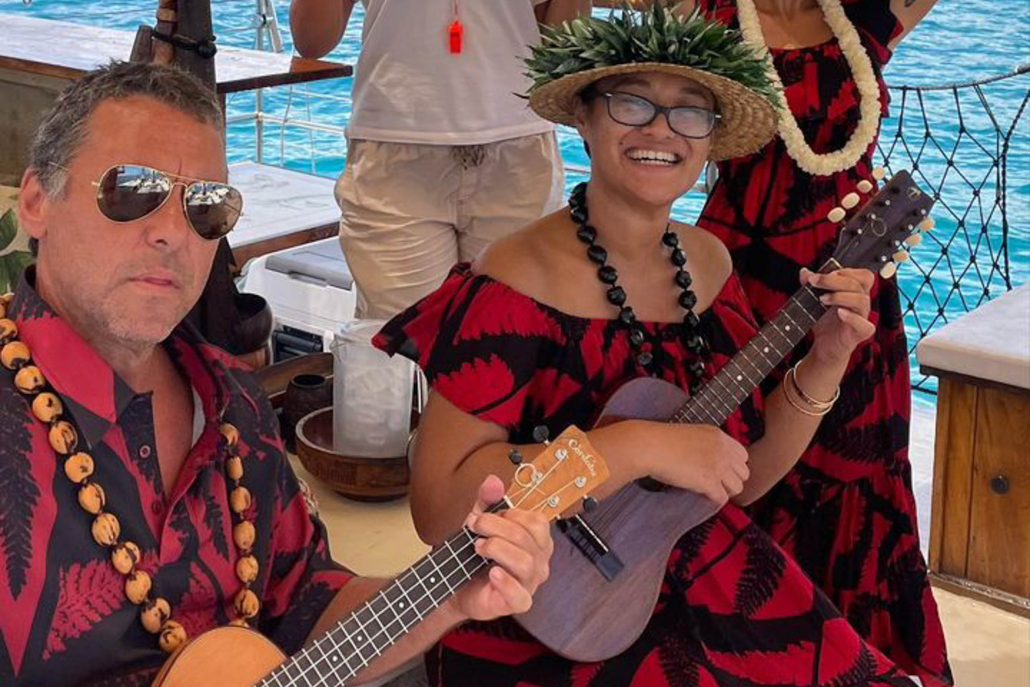 Kamoauli Traditional Polynesian Sailing Canoe Guests Singing