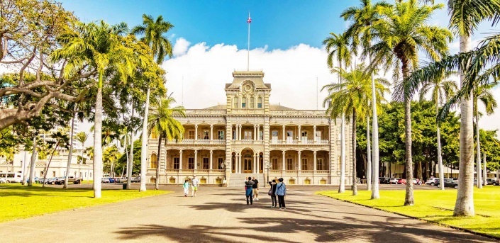 iolani palace entrance road visitors oahu hawaii