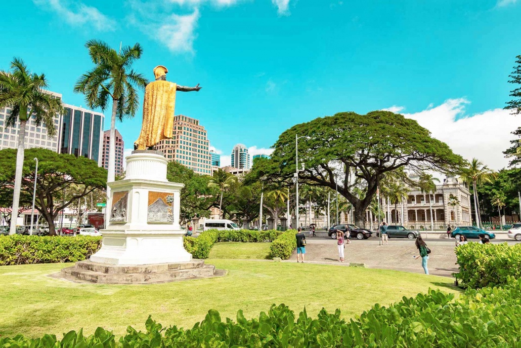 kamehameha statue from behind with iolani palace background oahu hawaii
