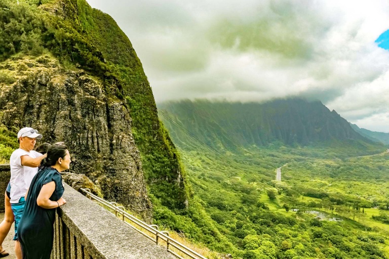 nuuanu valley lookout visitors oahu hawaii