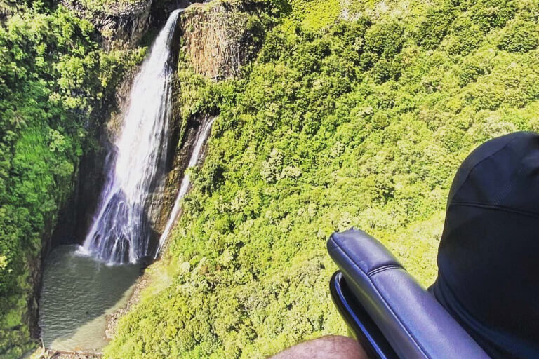airkauaihelicopters-amazing-kauai-helicopter-tour-jurassic-parl-waterfall-768x512-1