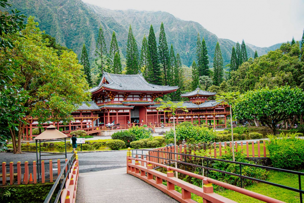 beautiful pic of byodo in temple located on the island of oahu hawaii