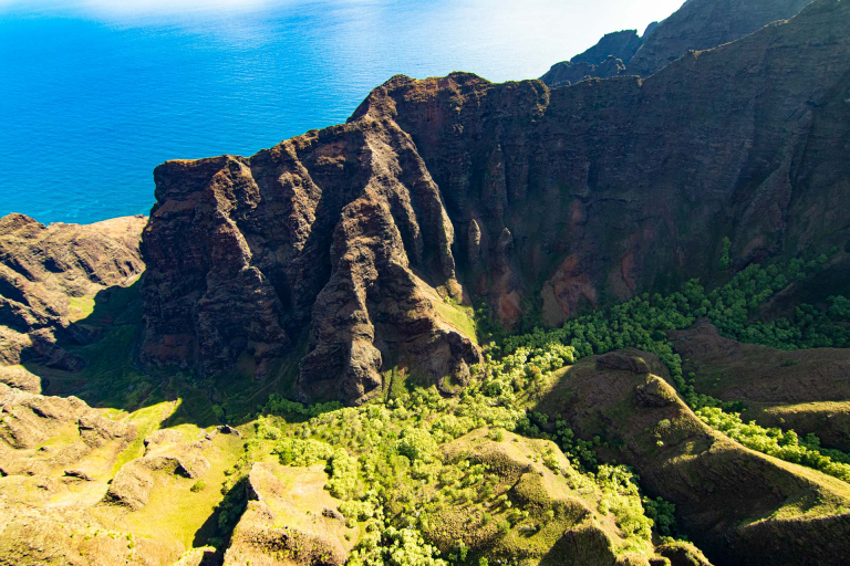 beautiful-shot-of-na-pali-coast-kauai-hawaii-768x512