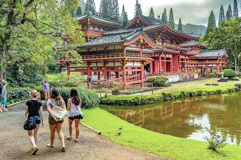Byodo In Temple Visitors At Entrance Pond Ex Feature