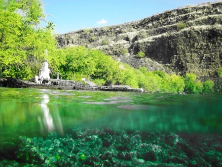 the captain cook monument a popular spot for snorkeling and diving captain cook snorkeling cruises