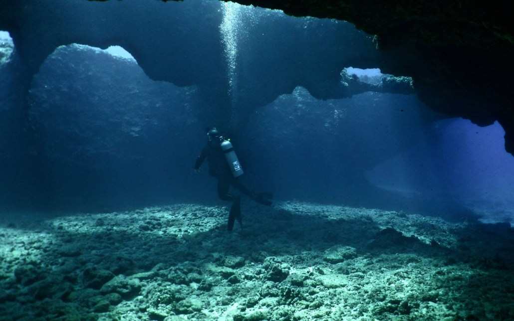 banzai divers hawaii lava tube dives oahu waikiki
