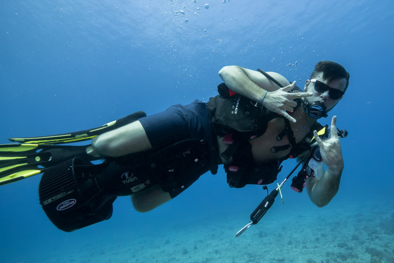 Diveoahu Night Diver Diver Posing