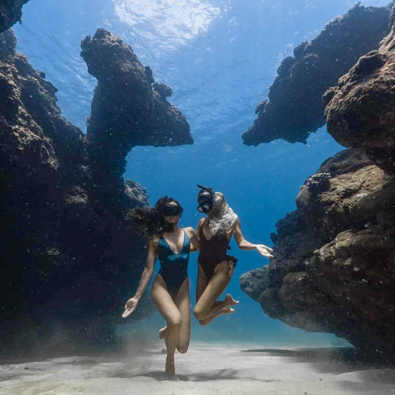 Diveoahu Night Diver Girls Posing