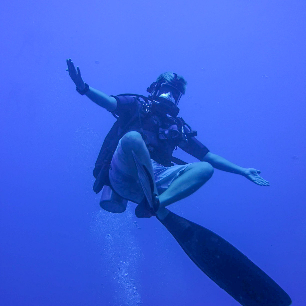 Diveoahu Night Diver Guests Having Fun