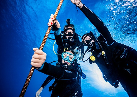Hawaiiandivingadventures Oahu Coral Reef Dives Slider Guest Girls Fun