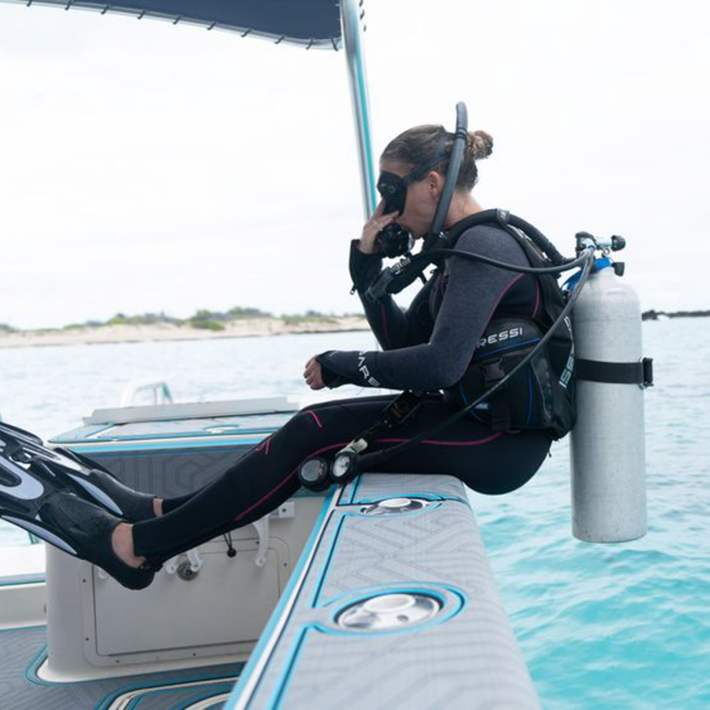 Konahonudivers Long Range Charter Prepare To Dive