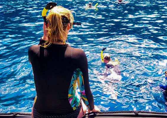 Sea Quest Hawaii Premium Morning Snorkel Slider Girl Sitting