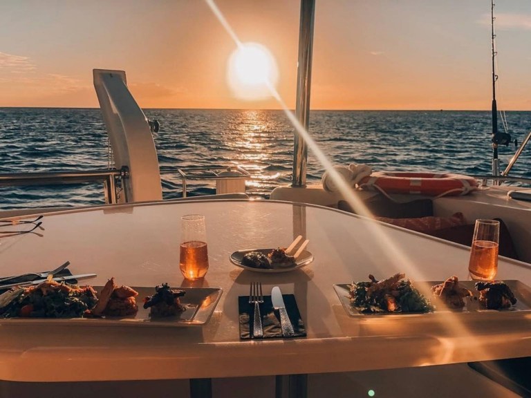 see the magnificent hawaiian sunset and tasting cruise