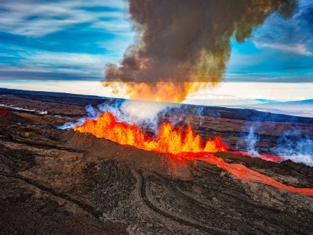 Spouting Of Lava In Moana Loa Caldera