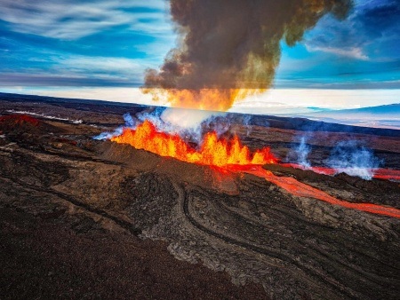 mauna loa one of the most active volcanoes on earth big island hawaii