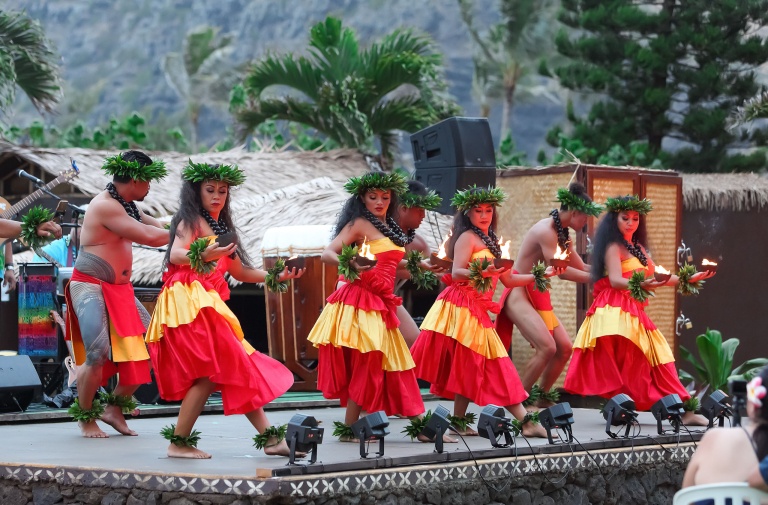 aloha kai luau flaming bowls performers