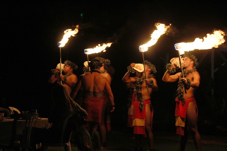 aloha kai luau men conch blowing