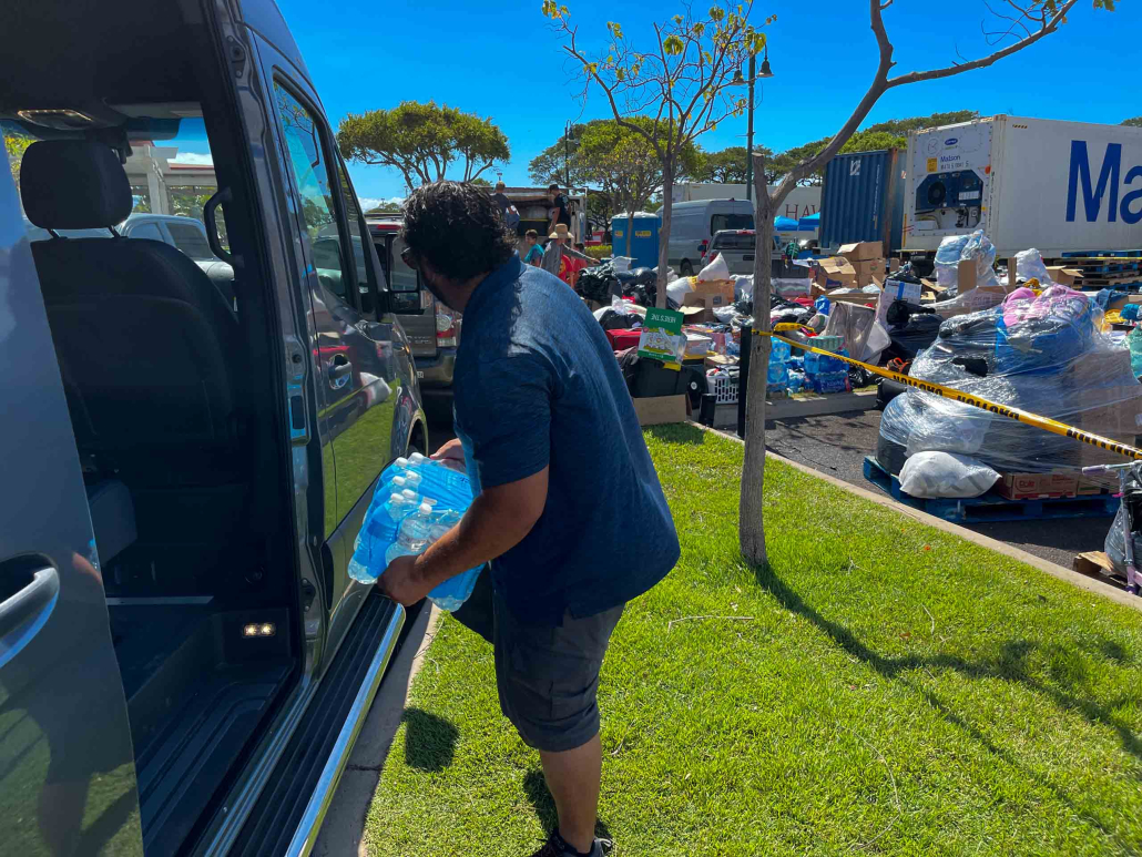 Maui Cityzen Emergency Relief Kahului Shelters Hawaii Tour Staff Helping 