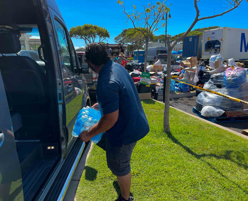 Maui Cityzen Emergency Relief Kahului Shelters Hawaii Tour Staff Helping 