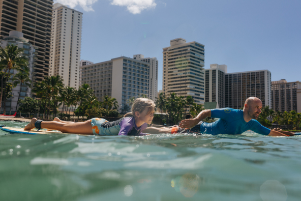 free-or-cheap-dad-teaches-daughter-to-surf-in-waikiki Free Or Cheap Dad Teaches Daughter To Surf In Waikiki
