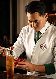 Fourseasons Duo Steak And Seafood Mini Delivery Chef Man