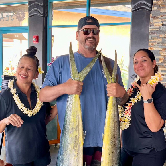 Mauioceancenter Seascape Restaurant Feature Delivery Staff
