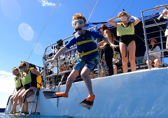 Sailandsnorkelwaikiki Waikiki Sail And Snorkel Tour Slide Jumping Water