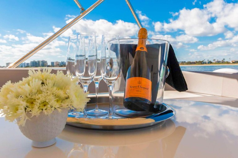 Paradisecharters Get Away From The Crowds And Onto The Water Feature Mordern Amenities Drinks
