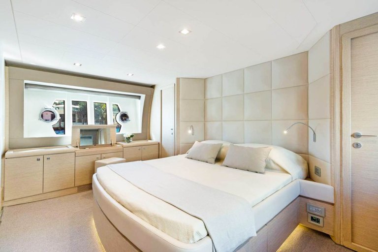 Paradisecharters Get Away From The Crowds And Onto The Water Feature Private Experience Bedroom