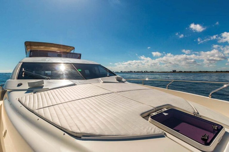 Paradisecharters Private Cruise Charter Feature Modern Vessel